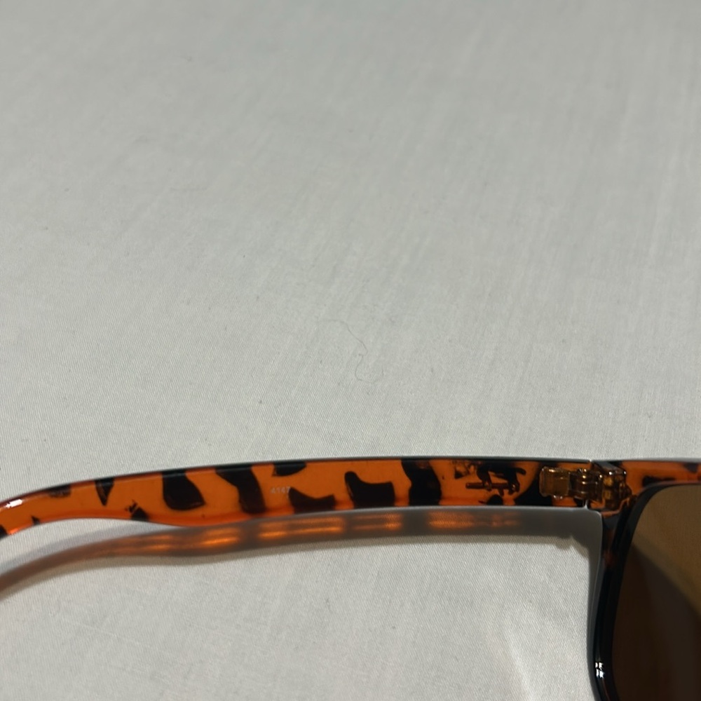 Ray-Ban Wayfarer Sunglasses in a tortoise shell pattern made in Italy - Picture 6 of 6